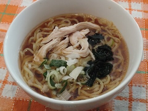 蒸し鶏とわかめの醤油ラーメン